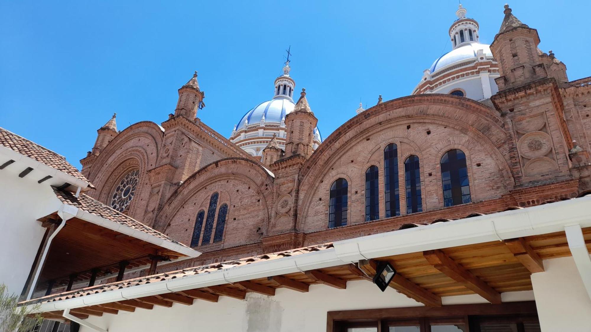 Elegante Suite Privada En Cuenca - Parqueo Incluido Luaran gambar