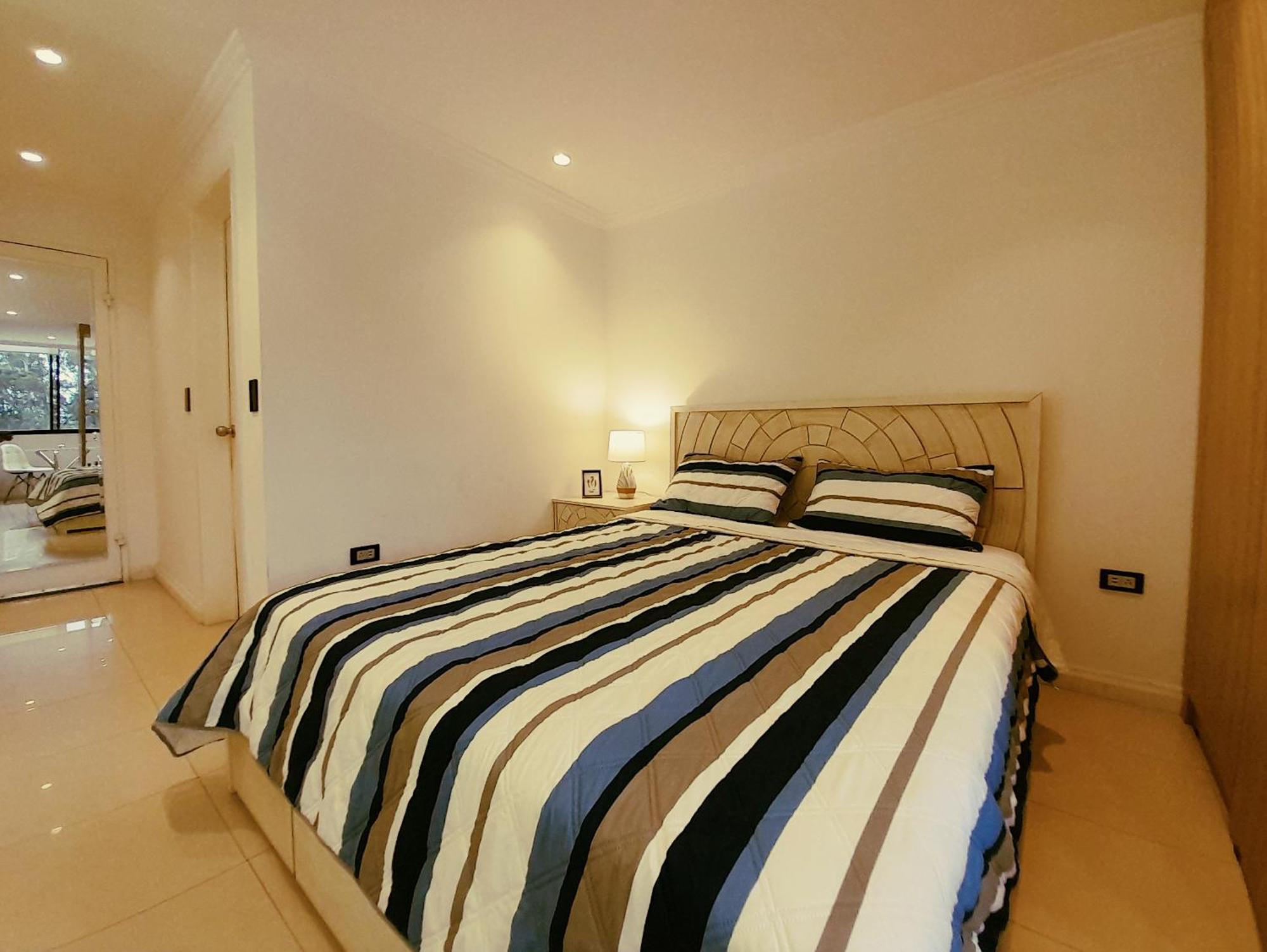 Elegante Suite Privada En Cuenca - Parqueo Incluido Luaran gambar