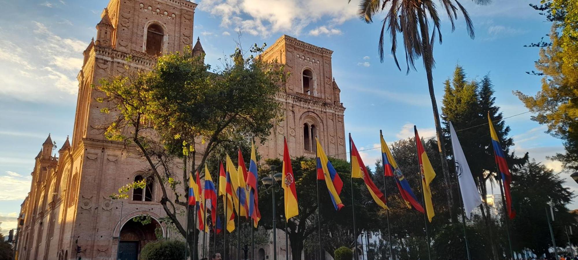 Elegante Suite Privada En Cuenca - Parqueo Incluido Luaran gambar
