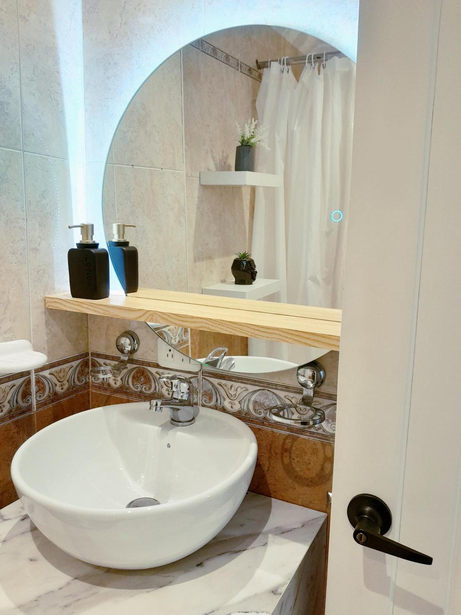 Elegante Suite Privada En Cuenca - Parqueo Incluido Luaran gambar